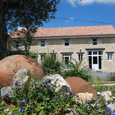 Le Logis Des Quatre Puits Bed & Breakfast