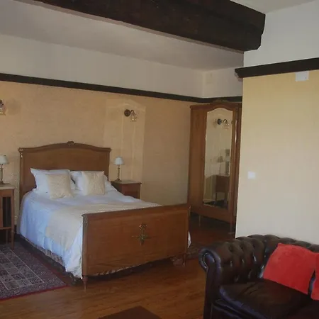 Le Logis Des Quatre Puits Bed & Breakfast 3*